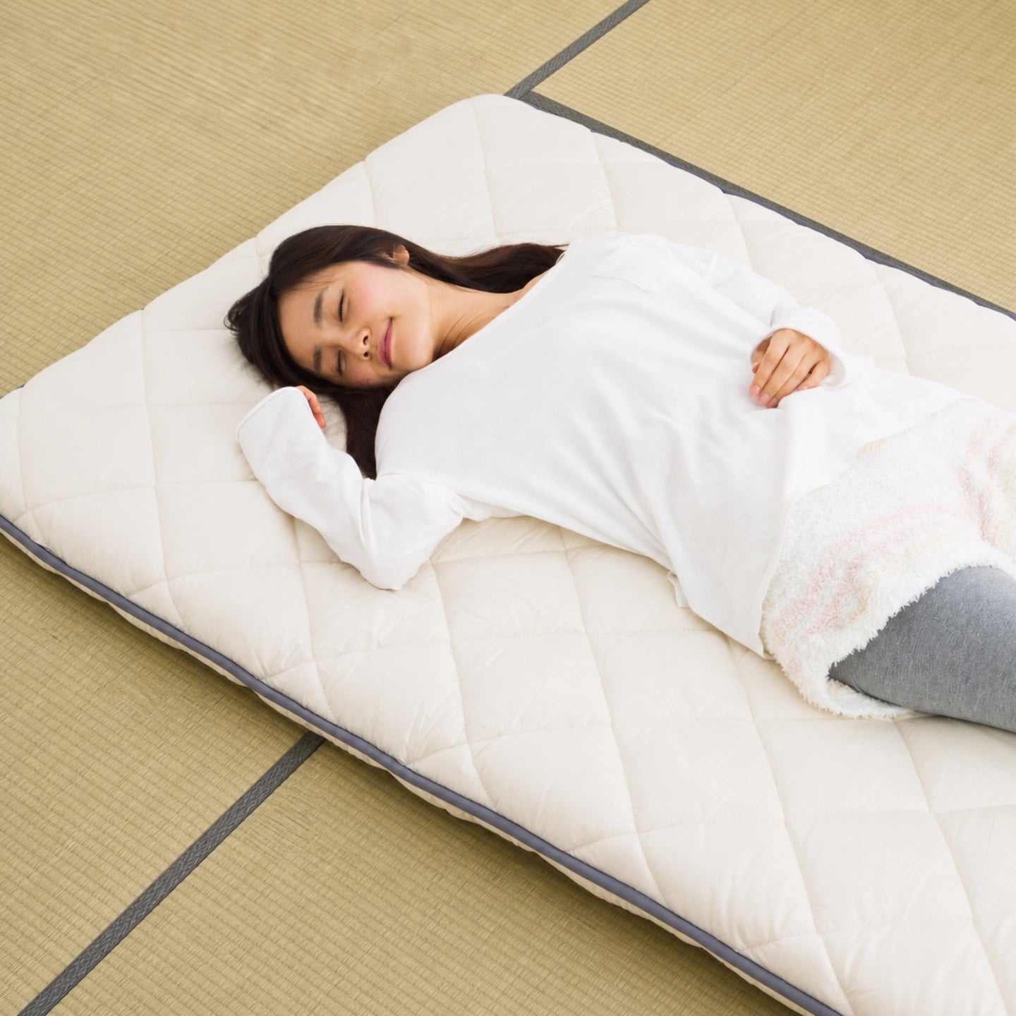 HIMARI shikibuton on natural igusa tatami in a Japanese room